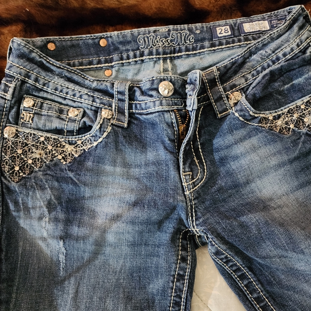 Size 28 Capri pants